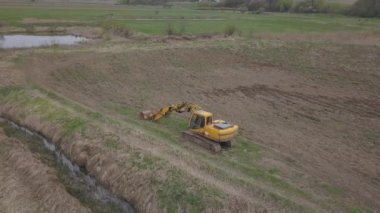 Debowiec, Polonya - 24 Nisan 2018: rüzgar elektrik santrali günbatımı dronun içinde. Romantik akşam ve ekolojik temiz elektrik modern teknolojiler. Çevrenin korunması. Parlak gelecek. 