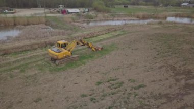 Debowiec, Polonya - 24 Nisan 2018: rüzgar elektrik santrali günbatımı dronun içinde. Romantik akşam ve ekolojik temiz elektrik modern teknolojiler. Çevrenin korunması. Parlak gelecek. 