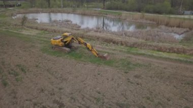 Debowiec, Polonya - 24 Nisan 2018: rüzgar elektrik santrali günbatımı dronun içinde. Romantik akşam ve ekolojik temiz elektrik modern teknolojiler. Çevrenin korunması. Parlak gelecek. 