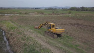 Debowiec, Polonya - 24 Nisan 2018: rüzgar elektrik santrali günbatımı dronun içinde. Romantik akşam ve ekolojik temiz elektrik modern teknolojiler. Çevrenin korunması. Parlak gelecek. 