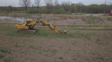 Debowiec, Polonya - 24 Nisan 2018: rüzgar elektrik santrali günbatımı dronun içinde. Romantik akşam ve ekolojik temiz elektrik modern teknolojiler. Çevrenin korunması. Parlak gelecek. 