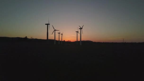 Central Energia Eólica Pôr Sol Drone Noite Romântica Tecnologias Modernas — Vídeo de Stock