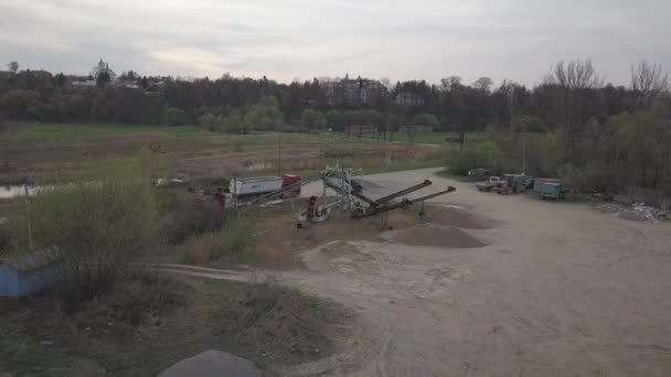Debowiec 2018年4月24日 河流砾石的提取 分拣和分散 采矿业 获得一块石头的技术 鸟瞰图 Quadrocopter — 图库视频影像