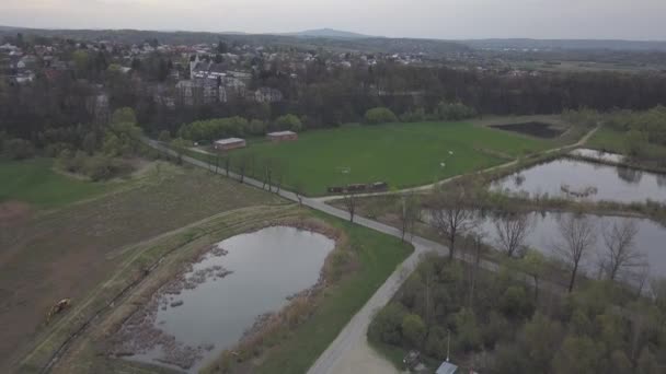 農地や田園地帯のパノラマ 鳥の目のビュー Quadrocopter または飛行機から撮影 — ストック動画