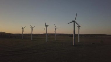 Gyor bölgesinde, Macaristan - 20 Nisan 2018: rüzgar elektrik santrali günbatımı dronun içinde. Romantik akşam ve ekolojik temiz elektrik modern teknolojiler. Çevrenin korunması. Parlak gelecek.