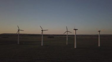 Gyor bölgesinde, Macaristan - 20 Nisan 2018: rüzgar elektrik santrali günbatımı dronun içinde. Romantik akşam ve ekolojik temiz elektrik modern teknolojiler. Çevrenin korunması. Parlak gelecek.