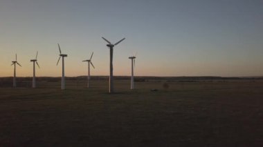 Gyor bölgesinde, Macaristan - 20 Nisan 2018: rüzgar elektrik santrali günbatımı dronun içinde. Romantik akşam ve ekolojik temiz elektrik modern teknolojiler. Çevrenin korunması. Parlak gelecek.