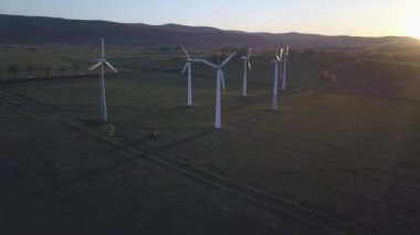 Gyor bölgesinde, Macaristan - 20 Nisan 2018: rüzgar elektrik santrali günbatımı dronun içinde. Romantik akşam ve ekolojik temiz elektrik modern teknolojiler. Çevrenin korunması. Parlak gelecek.