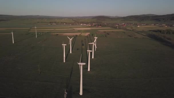 杰尔地区 匈牙利 2018年4月20日 风力发电站在日落的无人机 浪漫的夜晚和现代的生态清洁技术 保护环境 光明的未来 — 图库视频影像