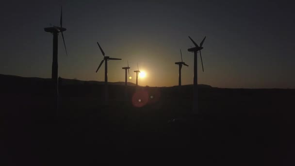 Windkrachtcentrale Bij Zonsondergang Van Drone Romantische Avond Moderne Technologieën Van — Stockvideo