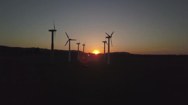 Windkrachtcentrale Bij Zonsondergang Van Drone Romantische Avond Moderne Technologieën Van — Stockvideo