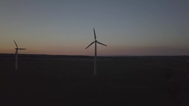 Windkrachtcentrale Bij Zonsondergang Van Drone Romantische Avond Moderne Technologieën Van — Stockvideo