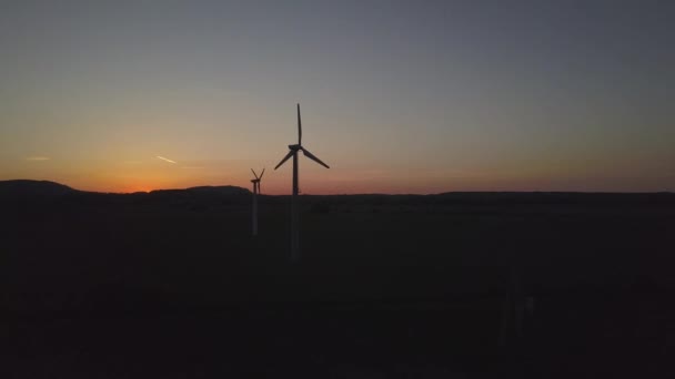 Central Energia Eólica Pôr Sol Drone Noite Romântica Tecnologias Modernas — Vídeo de Stock