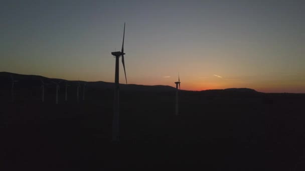 Windkrachtcentrale Bij Zonsondergang Van Drone Romantische Avond Moderne Technologieën Van — Stockvideo