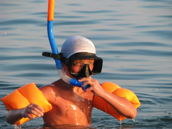 Vyčiněná Chlapeček Moři Pás Vodě Masce Šnorchlem Záchranné Náramky Jsou — Stock fotografie