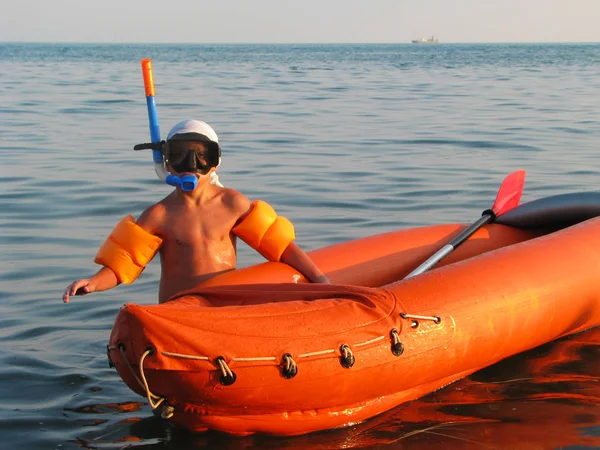 Der Kleine Junge Auf Dem Meer Liegt Hüfttief Wasser Einer — Stockfoto