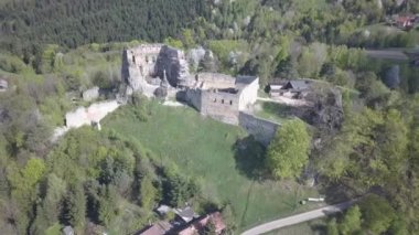 Kamenets, yakınındaki Odjykon, Polonya-28 Nisan 2018: Antik doğal peyzaj Orta Avrupa orta şeridi fon karşı bir ortaçağ kale kalıntıları. Drone görünümünü. Sinek Panoraması.