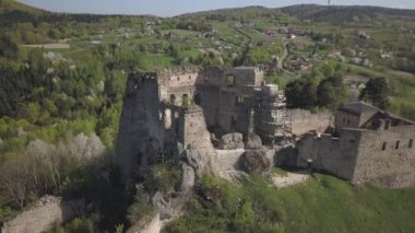 Kamenets, yakınındaki Odjykon, Polonya-28 Nisan 2018: Antik doğal peyzaj Orta Avrupa orta şeridi fon karşı bir ortaçağ kale kalıntıları. Drone görünümünü. Sinek Panoraması.