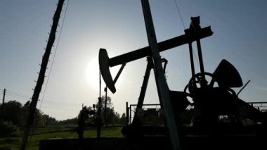  Siluette'nde Günbatımı petrol pompa istasyonu işletim. Tansport ve petrol dağıtımı. Petrol taşıma sistemi teknolojisi. Eğitim el kitabı petrol rafine. Doğal kaynakların çıkarılması.