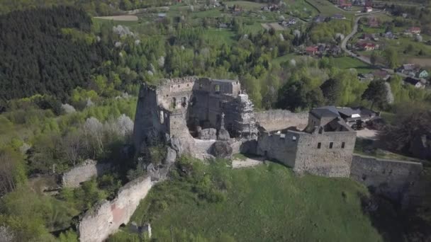 カメネツ 付近の Odjykon ポーランド 2018 中央ヨーロッパの中央ストリップの自然の風景の背景に中世の城の遺跡 ドローンのビュー フライのパノラマ — ストック動画