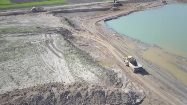 Vislock 2018年5月2日 一辆倾卸卡车装载了土壤 在河砾石采石场的土地工程 自然资源的提取 猫生产的推土机形成景观 — 图库视频影像
