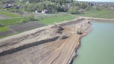 Vislock Nehri, Polonya - 2 Mayıs 2018:A damperli kamyon toprak ile yüklenir. Kara Nehir çakıl ocağında çalışıyor. Doğal kaynakların çıkarılması. Buldozer Cat formları tarafından üretilen bir manzara