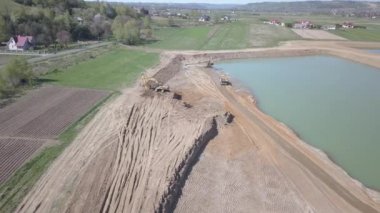 Vislock Nehri, Polonya - 2 Mayıs 2018:A damperli kamyon toprak ile yüklenir. Kara Nehir çakıl ocağında çalışıyor. Doğal kaynakların çıkarılması. Buldozer Cat formları tarafından üretilen bir manzara