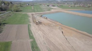Vislock Nehri, Polonya - 2 Mayıs 2018:A damperli kamyon toprak ile yüklenir. Kara Nehir çakıl ocağında çalışıyor. Doğal kaynakların çıkarılması. Buldozer Cat formları tarafından üretilen bir manzara