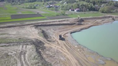 Vislock Nehri, Polonya - 2 Mayıs 2018:A damperli kamyon toprak ile yüklenir. Kara Nehir çakıl ocağında çalışıyor. Doğal kaynakların çıkarılması. Buldozer Cat formları tarafından üretilen bir manzara