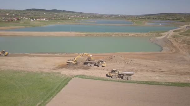 Vislock 2018年5月2日 挖掘机装载倾卸卡车与土壤 在河砾石采石场的土地工程 自然资源的提取 猫生产特殊技术的研究 — 图库视频影像