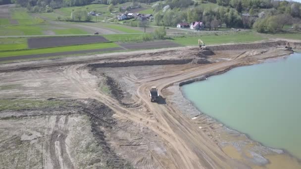 Vislock ポーランド 2018 ダンプ トラックは 土壌がロードされます 土地は川砂利の石切り場で動作します 天然資源の抽出 猫の形態によって風景を作り出したブルドーザー — ストック動画