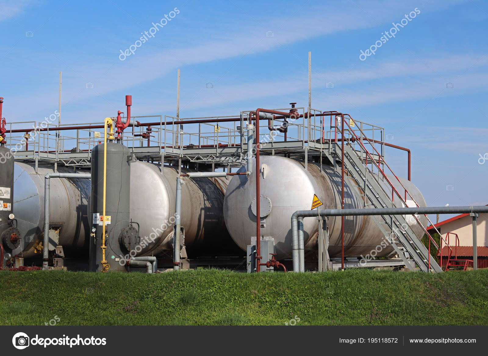 Tanks - elements of oil pump station. Tansport and distribution of oil. Technology of oil transportation system. Training manual for oil refining.