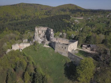 Kamenets, yakınındaki Odjykon, Polonya-28 Nisan 2018: Antik doğal peyzaj Orta Avrupa orta şeridi fon karşı bir ortaçağ kale kalıntıları. Drone görünümünü. Sinek Panoraması.