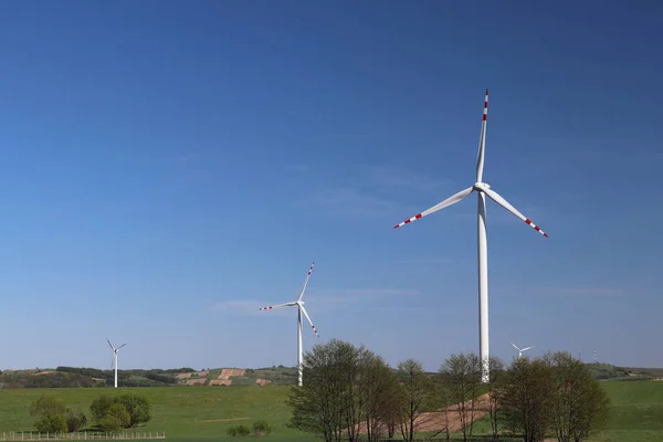 Centrale Éolienne Jour Printemps Lames Tournantes Générateurs Énergie Une Électricité — Photo