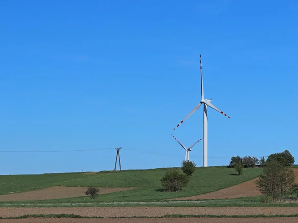 风力发电站在白天的春天 能量发生器的旋转叶片 生态清洁电力 现代自然资源利用技术 — 图库照片
