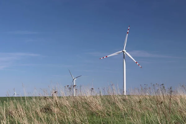Elektrownia Wiatrowa Ciągu Dnia Wiosnę Wirujące Łopatki Generatorów Energii Ekologicznie — Zdjęcie stockowe