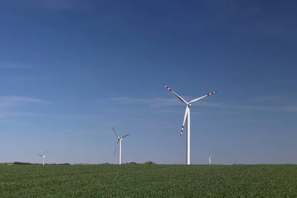 Vindkraftverk Dagtid Våren Roterande Blad Energigeneratorer Ekologisk Ren Modern Teknik — Stockfoto