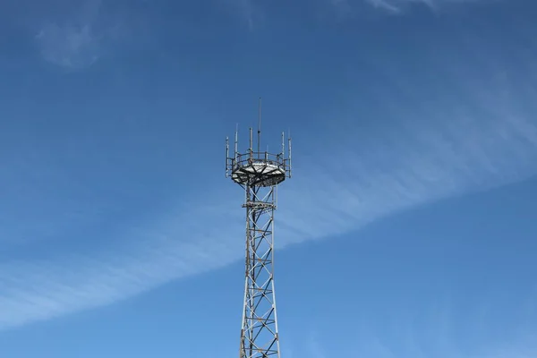 Tour Radio Avec Antennes Sur Fond Bleu Ciel Construction Métallique — Photo