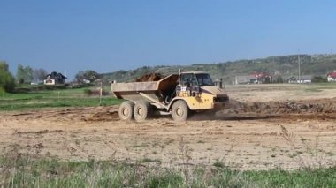 Vislock Nehri, Polonya - 2 Mayıs 2018:A damperli kamyon toprak ile yüklenir. Kara Nehir çakıl ocağında çalışıyor. Doğal kaynakların çıkarılması. Buldozer Cat formları tarafından üretilen bir manzara