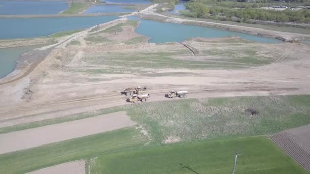 Vislock ポーランド 2018 ダンプ トラックは 土壌がロードされます 土地は川砂利の石切り場で動作します 天然資源の抽出 猫の形態によって風景を作り出したブルドーザー — ストック動画
