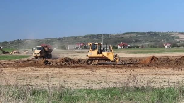 Vislock 2018年5月2日 一辆倾卸卡车装载了土壤 推土机相当于 Earthland 在河砾石采石场的工作 自然资源的提取 猫生产的推土机 — 图库视频影像