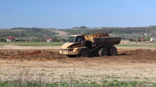 Vislock 2018年5月2日 一辆倾卸卡车装载了土壤 在河砾石采石场的土地工程 自然资源的提取 猫生产的推土机形成景观 — 图库视频影像