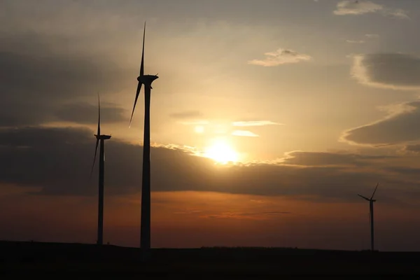 Centrale Éolienne Coucher Soleil Soirée Romantique Technologies Modernes Électricité Écologique — Photo