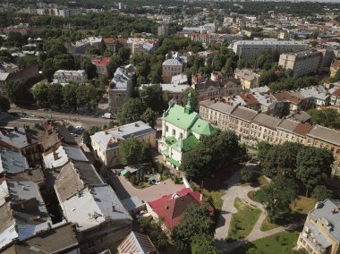 Lviv, Ukrayna - 772019: Quadrocopter ile şehrin merkezi kısmının panoraması. Turist çekimleri için hava aracı. Harika bir hafta sonu tatili. Polonya ve Avusturya-Macaristan 'ın eski toprakları. Antonio.
