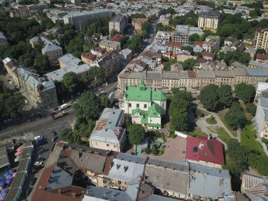 Lviv, Ukrayna - 772019: Quadrocopter ile şehrin merkezi kısmının panoraması. Turist çekimleri için hava aracı. Harika bir hafta sonu tatili. Polonya ve Avusturya-Macaristan 'ın eski toprakları. Antonio.