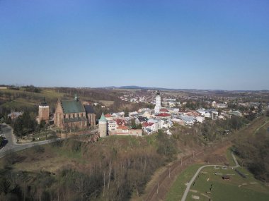 Biecz, Polonya - 442019: Eski Polonya şehri Bech 'in Panoraması. Bir kuadrokopter ya da insansız hava aracı tarafından çekilen bir kuşun uçuş fotoğrafından. Ortaçağ Karpatlar mimarisinin turistik mekanı