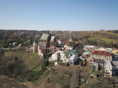 Biecz, Polonya - 442019: Eski Polonya şehri Bech 'in Panoraması. Bir kuadrokopter ya da insansız hava aracı tarafından çekilen bir kuşun uçuş fotoğrafından. Ortaçağ Karpatlar mimarisinin turistik mekanı