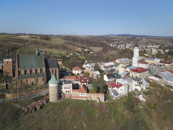Biecz, Polônia - 4 4 2019: Panorama da antiga cidade polonesa de Bech. Fotografia aérea tirada do voo de um pássaro tirada por um quadricóptero ou drone. Local turístico da arquitetura medieval dos Cárpatos — Fotografia de Stock