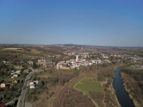 Biecz, Lengyelország - 4 4 4 2019: Panorama of the ancient Polish city of Bech. Légi felvétel egy madár repüléséről, amit egy quadrocopter vagy drón lőtt le. A középkori Kárpátok építészete — Stock Fotó