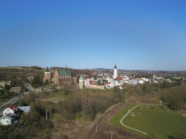 Biecz, Polonia - 4 4 2019: Panorama dell'antica città polacca di Bech. Fotografia aerea presa dal volo di un uccello scattata da un quadrocopter o drone. Luogo turistico dell'architettura medievale dei Carpazi — Foto Stock